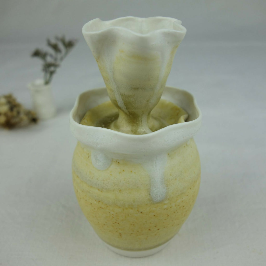 Vase en céramique jaune pâle, col évasé blanc translucide, intérieur vert