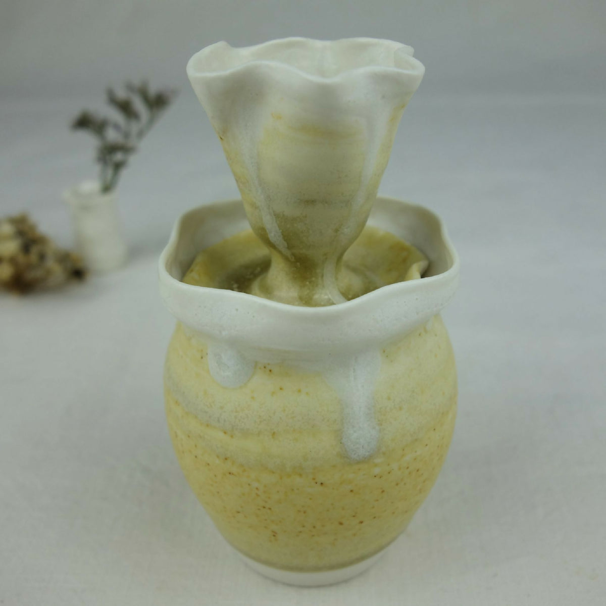 Vase en céramique jaune pâle, col évasé blanc translucide, intérieur vert
