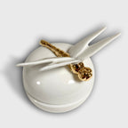 Boîte à sucre en porcelaine blanche, couvercle décoré d’une libellule dorée à ailes blanches