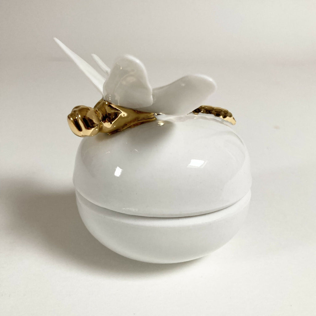 Boîte à sucre en porcelaine blanche, couvercle décoré d’une libellule dorée aux ailes