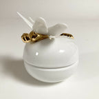 Boîte à sucre en porcelaine blanche, couvercle décoré d’une libellule dorée aux ailes