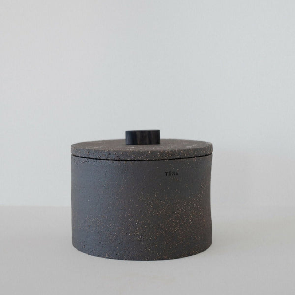 Boîte cylindrique en pierre sombre TERA STONE, couvercle à bouton noir