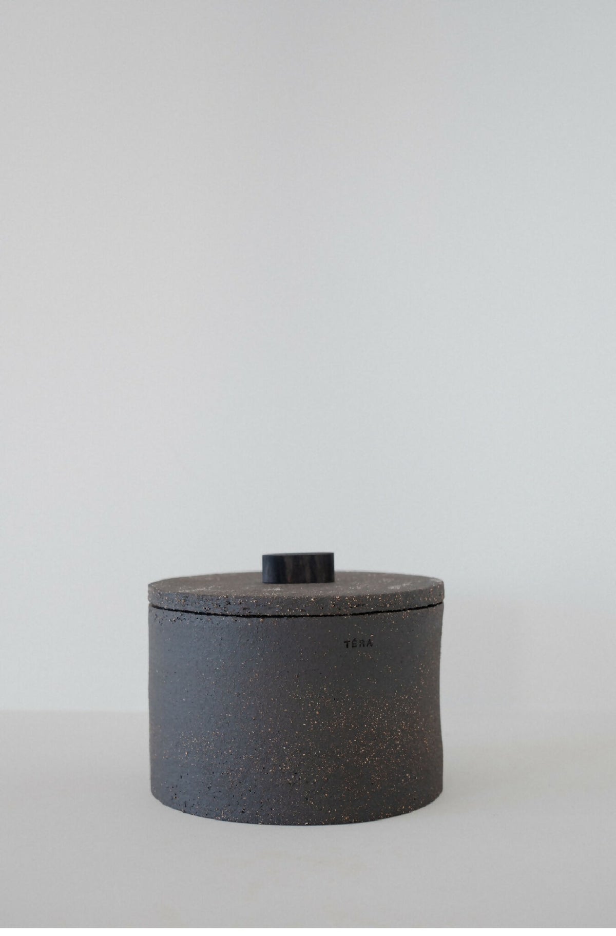 Boîte cylindrique en pierre sombre TERA STONE, couvercle avec bouton noir