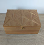 Coffret en bois clair à motif éventail en paille, poignée dorée au centre