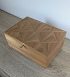 Coffret en bois clair, marqueterie paille motif éventail, détails de la poignée dorée