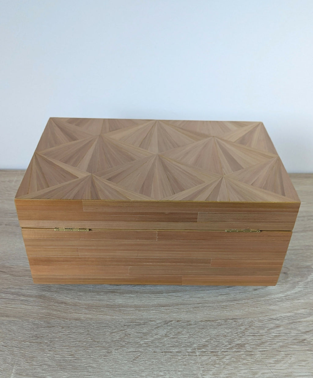 Coffret en bois clair à marqueterie de paille éventail, vue du dessus