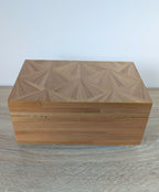 Coffret en bois clair à marqueterie de paille éventail, vue du dessus