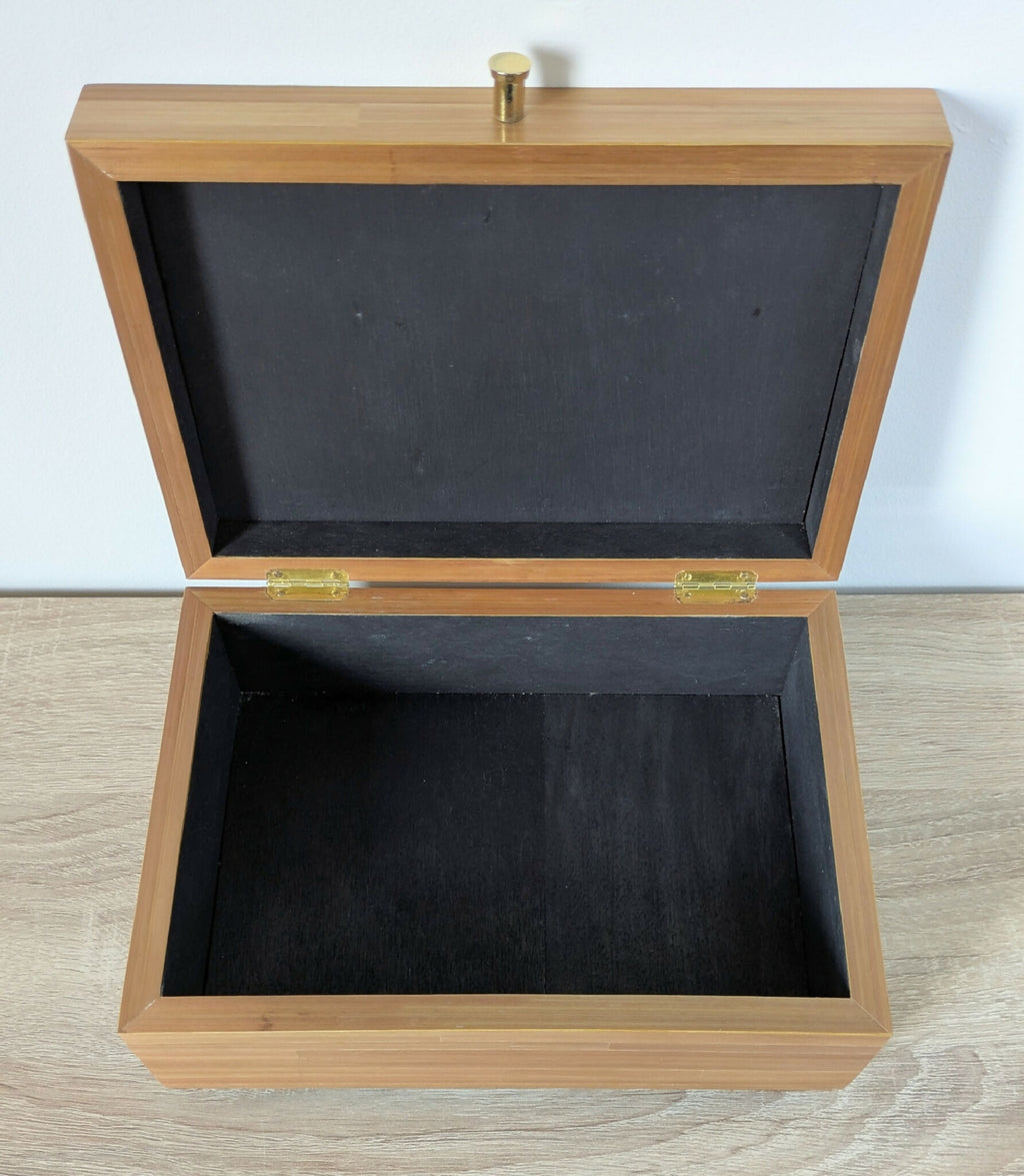 Coffret en bois clair ouvert, marqueterie paille, intérieur doublé noir et fermoir doré