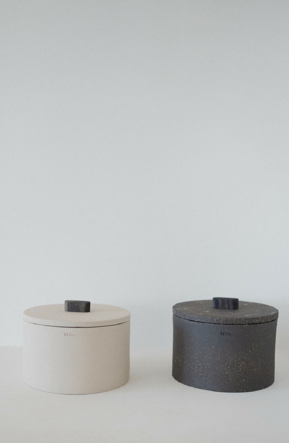 Boîtes cylindriques beige et foncée TERA avec couvercles noirs