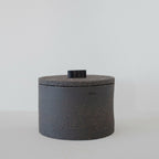 Boîte cylindrique en pierre sombre TERA STONE, couvercle à bouton noir