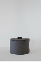 Boîte cylindrique en pierre sombre TERA STONE, couvercle avec bouton noir