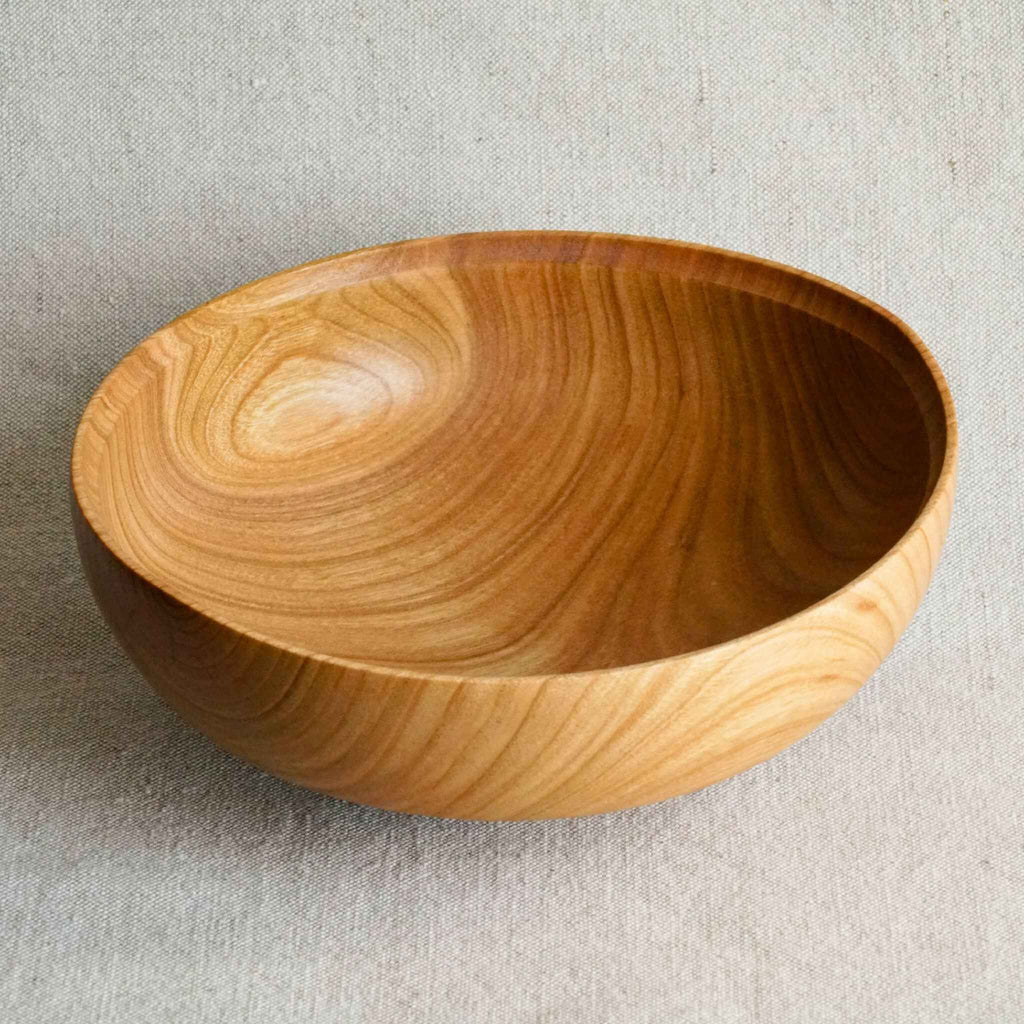 Saladier en bois de noisetier, bol rond aux veines marquées, finition naturelle.