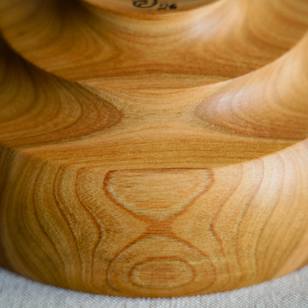 Saladier en bois de noisetier, intérieur texturé avec veines sinueuses et cercles.