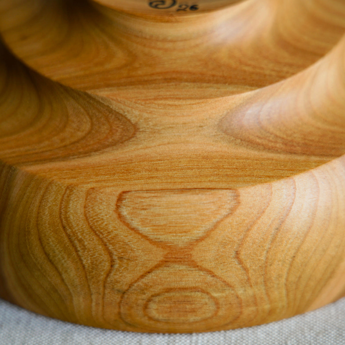 Saladier en bois de noisetier, intérieur texturé avec veines sinueuses et cercles.