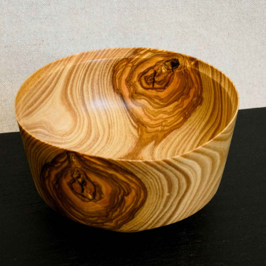 Bol en bois ovale, veinage onduleux, nœuds bruns sur le bord et le fond