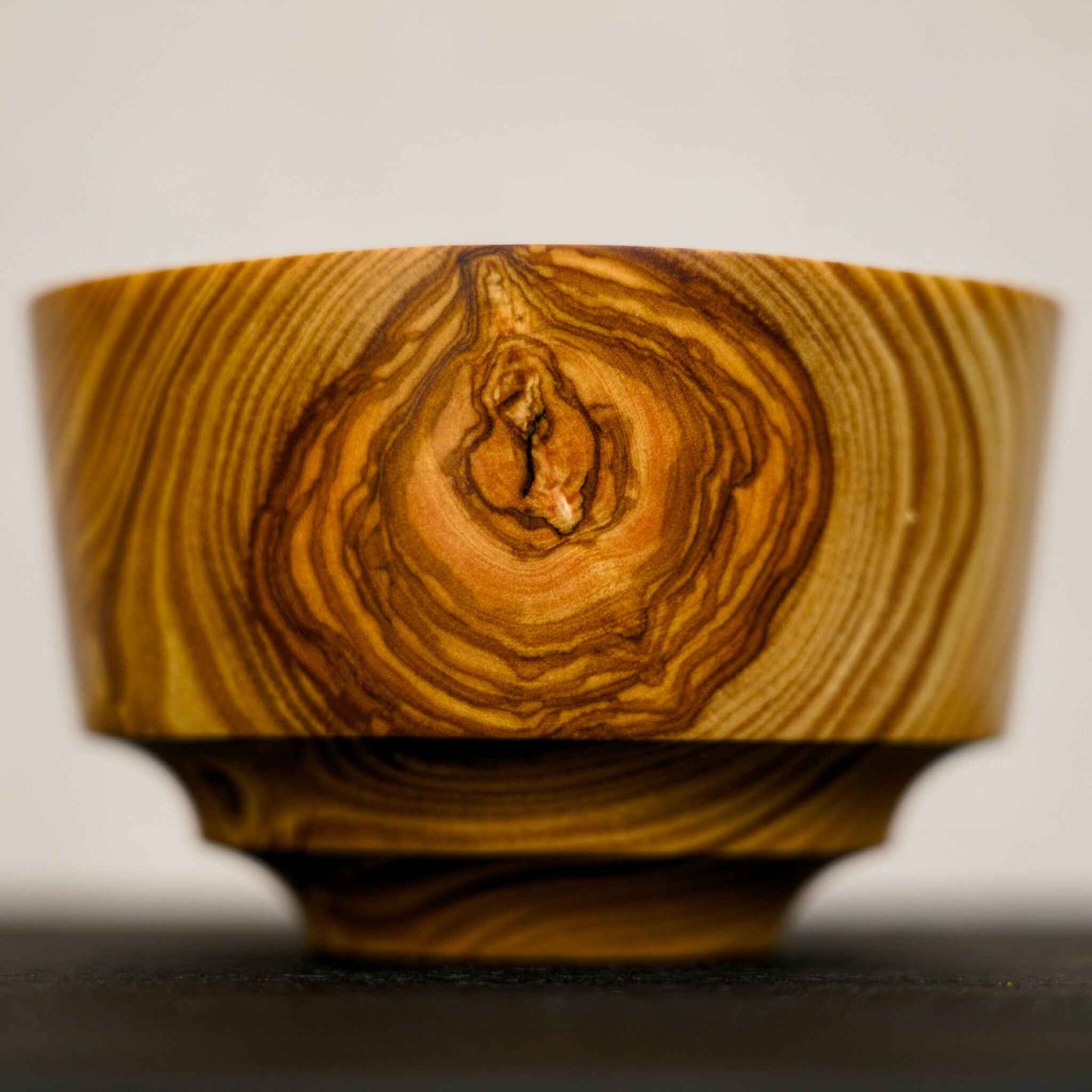 Bol en bois à bord épais, veinage en spirales, nœud central sur l’intérieur