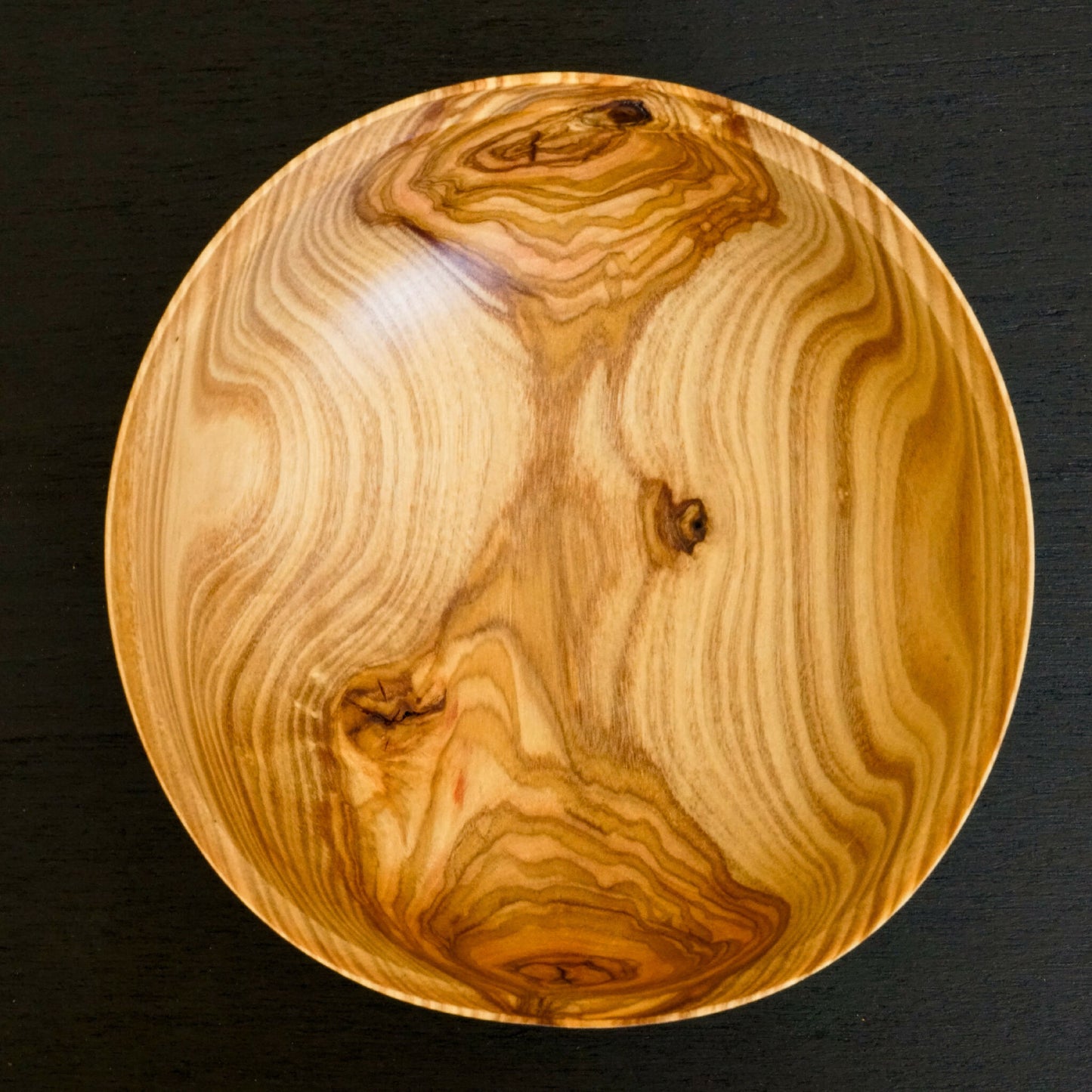 Bol en bois rond, veinage marbré clair et ambré, vue de dessus