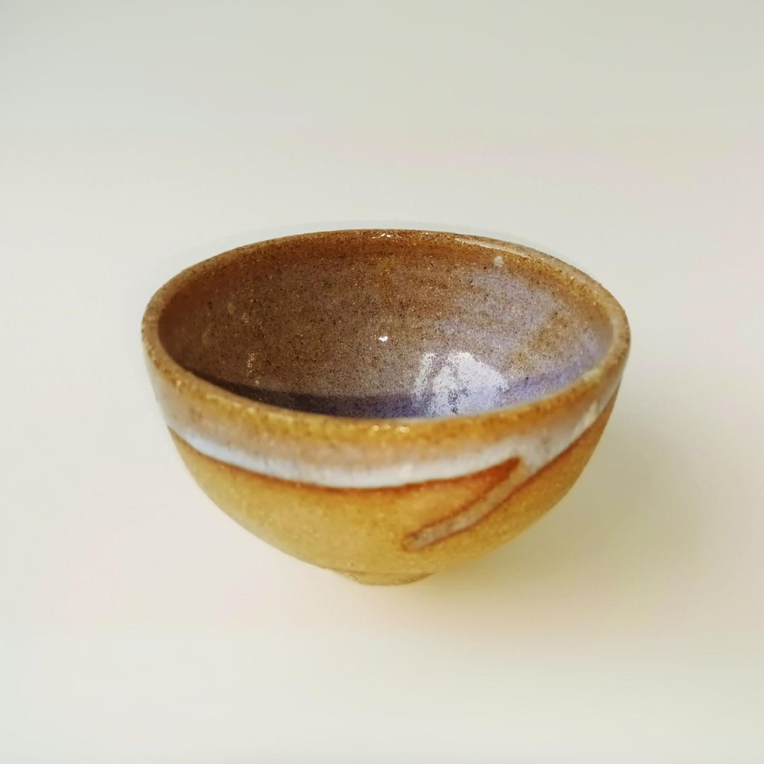 Petit bol en céramique crème avec intérieur brun et anneau blanc