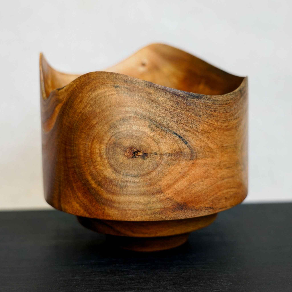 Bol en bois « vague » brun, forme ondulée, veinage visible
