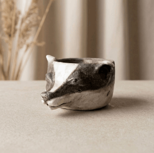 Bol en céramique en forme de blaireau, blanc et sombre, vue de côté