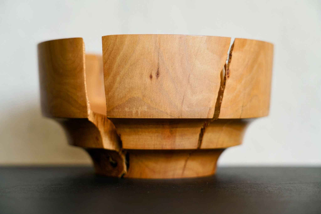 Bol en bois naturel, vue latérale avec fente centrale et base en sections
