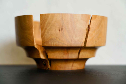 Bol en bois naturel, vue latérale avec fente centrale et base en sections