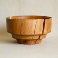 Bol en bois naturel, forme ronde évasée, bords sculptés et évidés