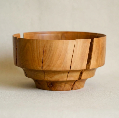 Bol en bois naturel, forme ronde évasée, bords sculptés et évidés