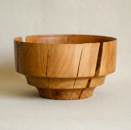 Bol en bois naturel, forme ronde évasée, bords sculptés et évidés