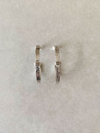 Boucles d’oreilles courbes argentées, fermeture à charnière, finition martelée