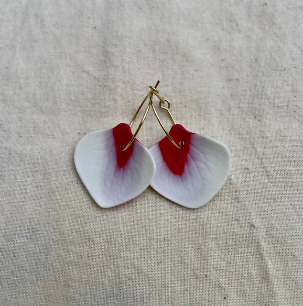 Créoles en porcelaine blanche, pendants rouges, monture dorée