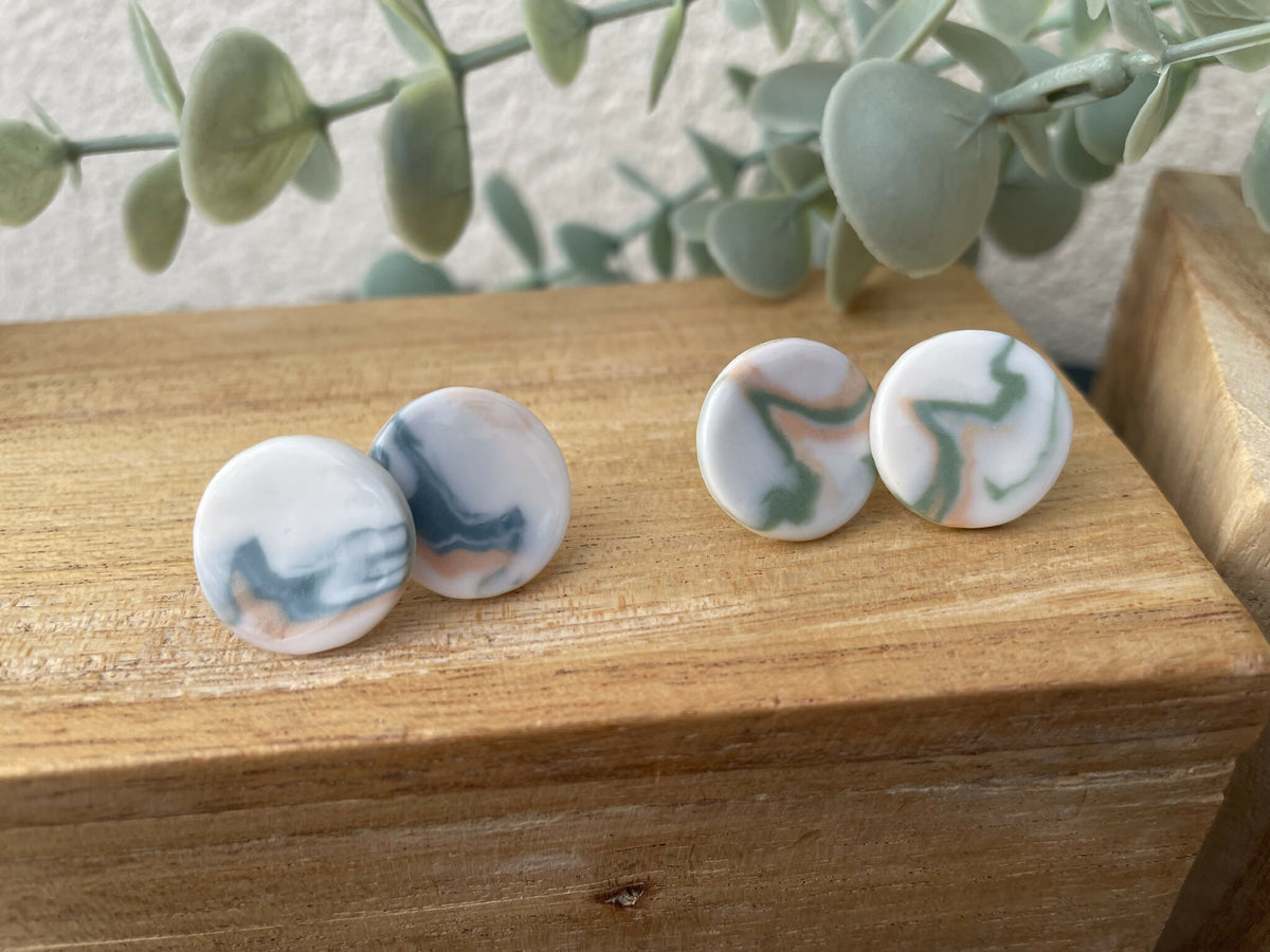Lot de clous d’oreille ronds en porcelaine blanche, motifs verts et rose.