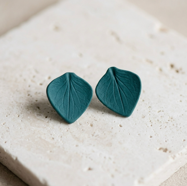 Clous d’oreilles en porcelaine verte forme feuille, Marie Courtillat