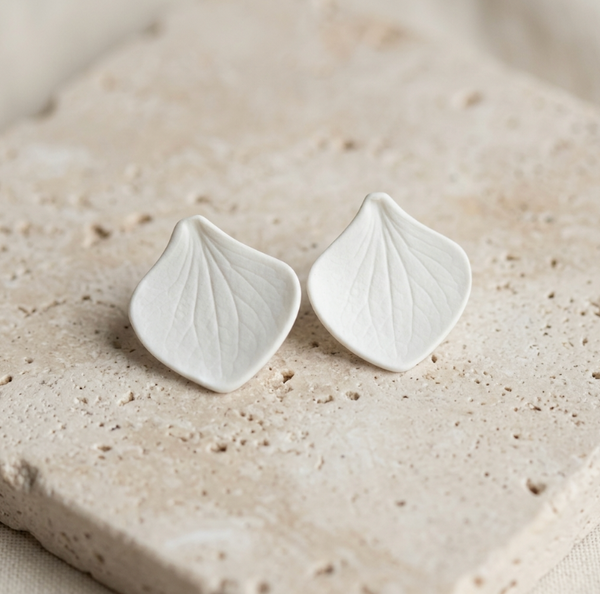 Clous d’oreille en porcelaine Marie Courtillat, feuilles blanches