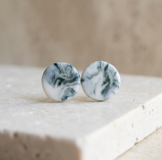 Clous d'oreille en porcelaine blanche et colorée