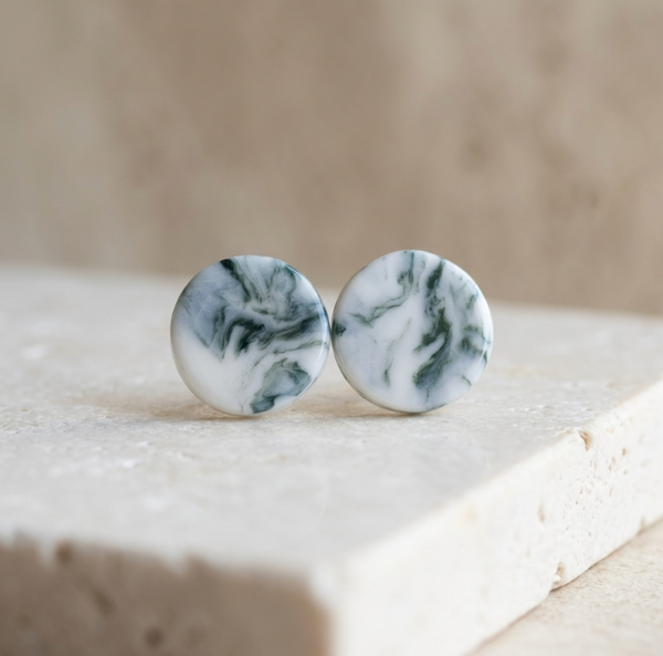 Clous d’oreilles porcelaine blanche à motif marbre vert et bleu foncé