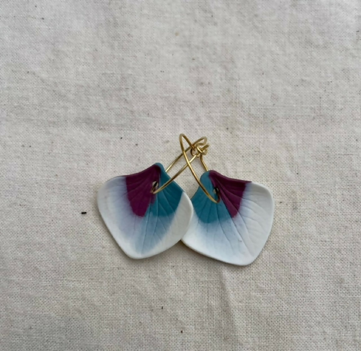 Boucles d’oreille créoles Marie Courtillat en porcelaine bleu clair et prune, attaches dorées
