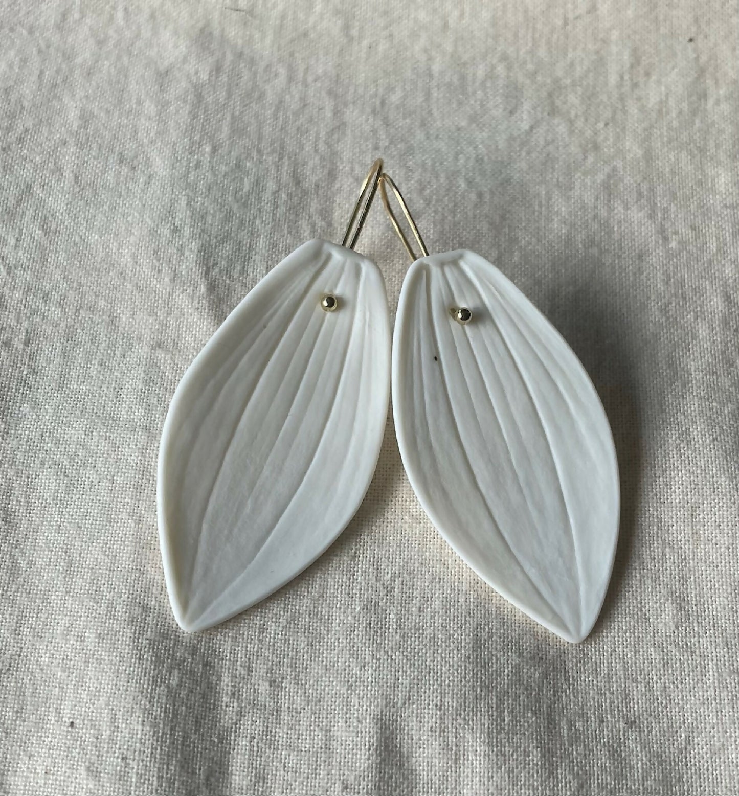 Boucles d’oreilles porcelaine blanche forme feuille, attaches dorées