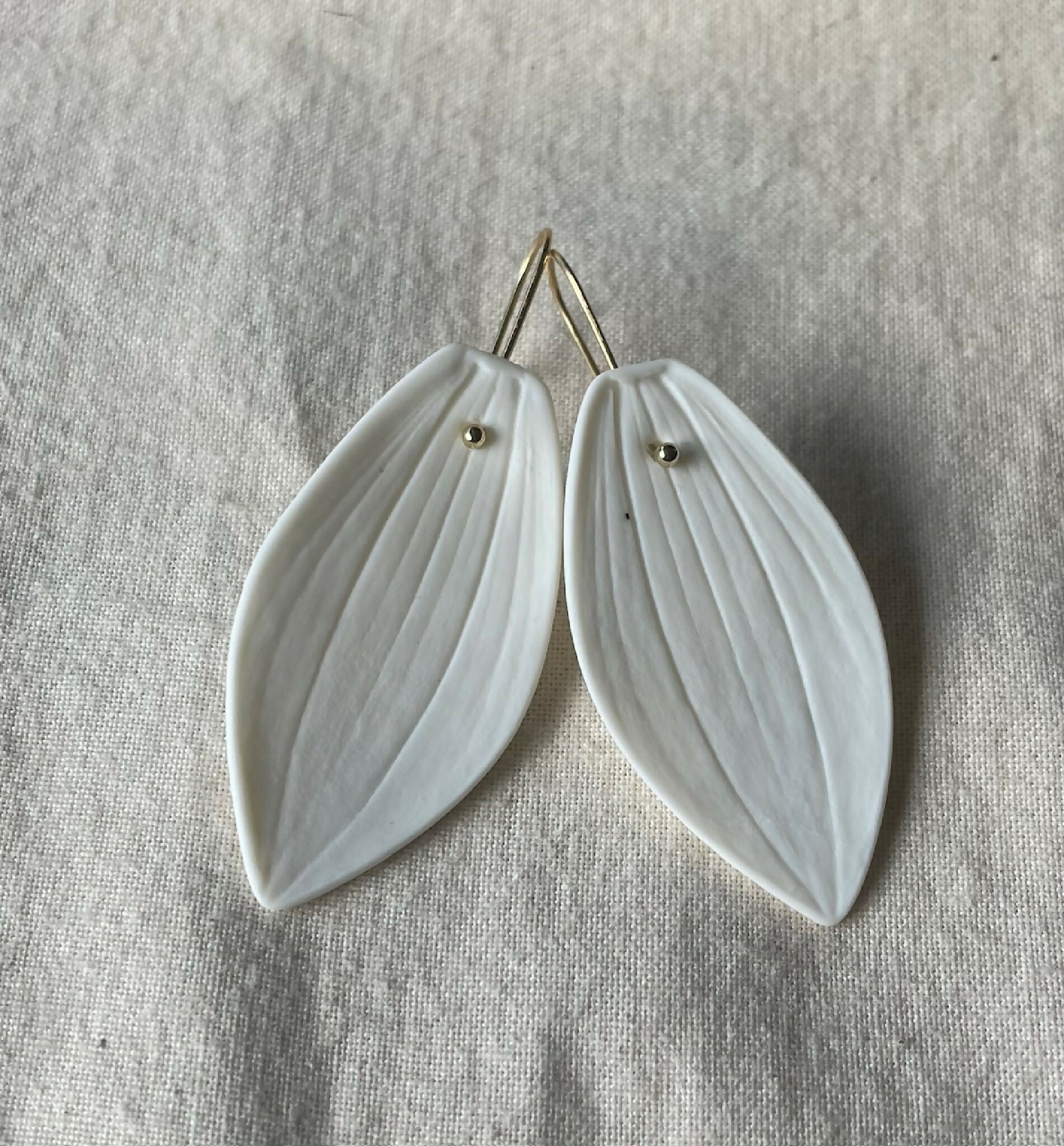 Boucles d’oreilles porcelaine blanche forme feuille, attaches dorées