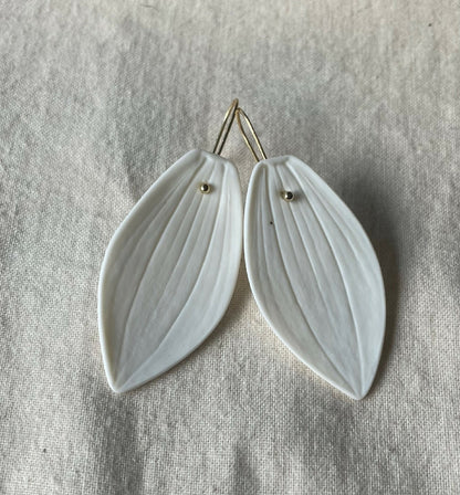 Boucles d’oreilles porcelaine blanche forme feuille, attaches dorées