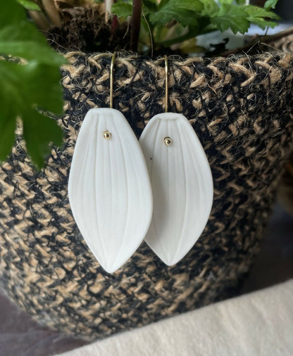 Boucles d’oreilles porcelaine blanche en forme de feuille, fixations dorées