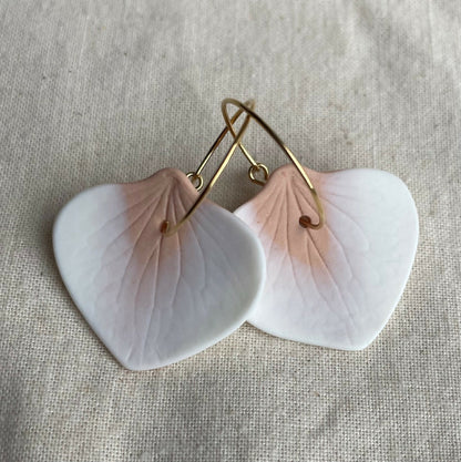 Créoles en porcelaine en forme de pétales, rose pâle, fermoir à crochet doré.