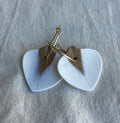 Créoles en porcelaine en forme de pétales, teinte claire bleutée, crochet doré.