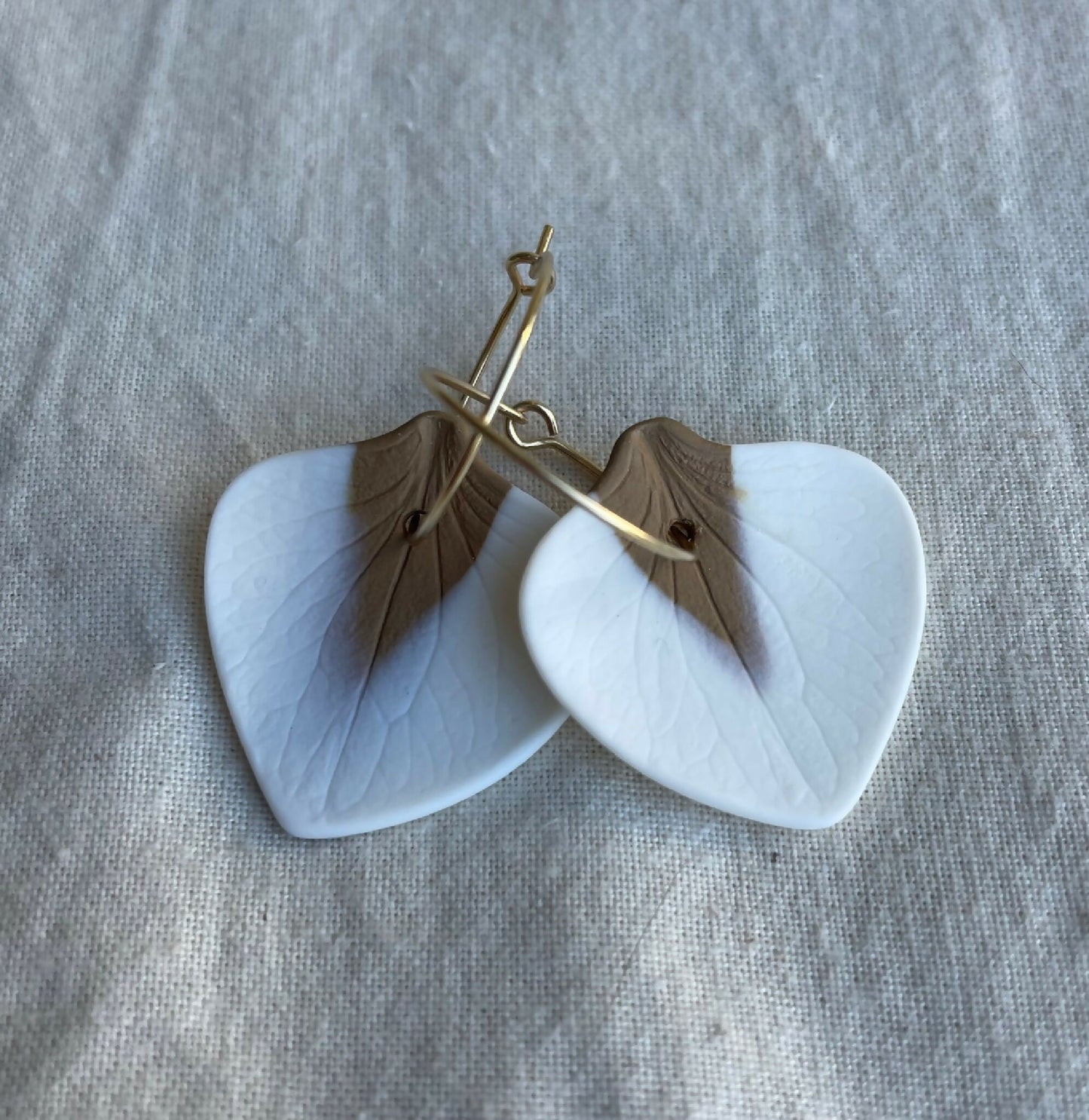 Créoles en porcelaine en forme de pétales, teinte claire bleutée, crochet doré.