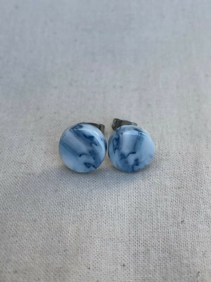 Clous d'oreille en porcelaine motif marbré bleu, disques ronds