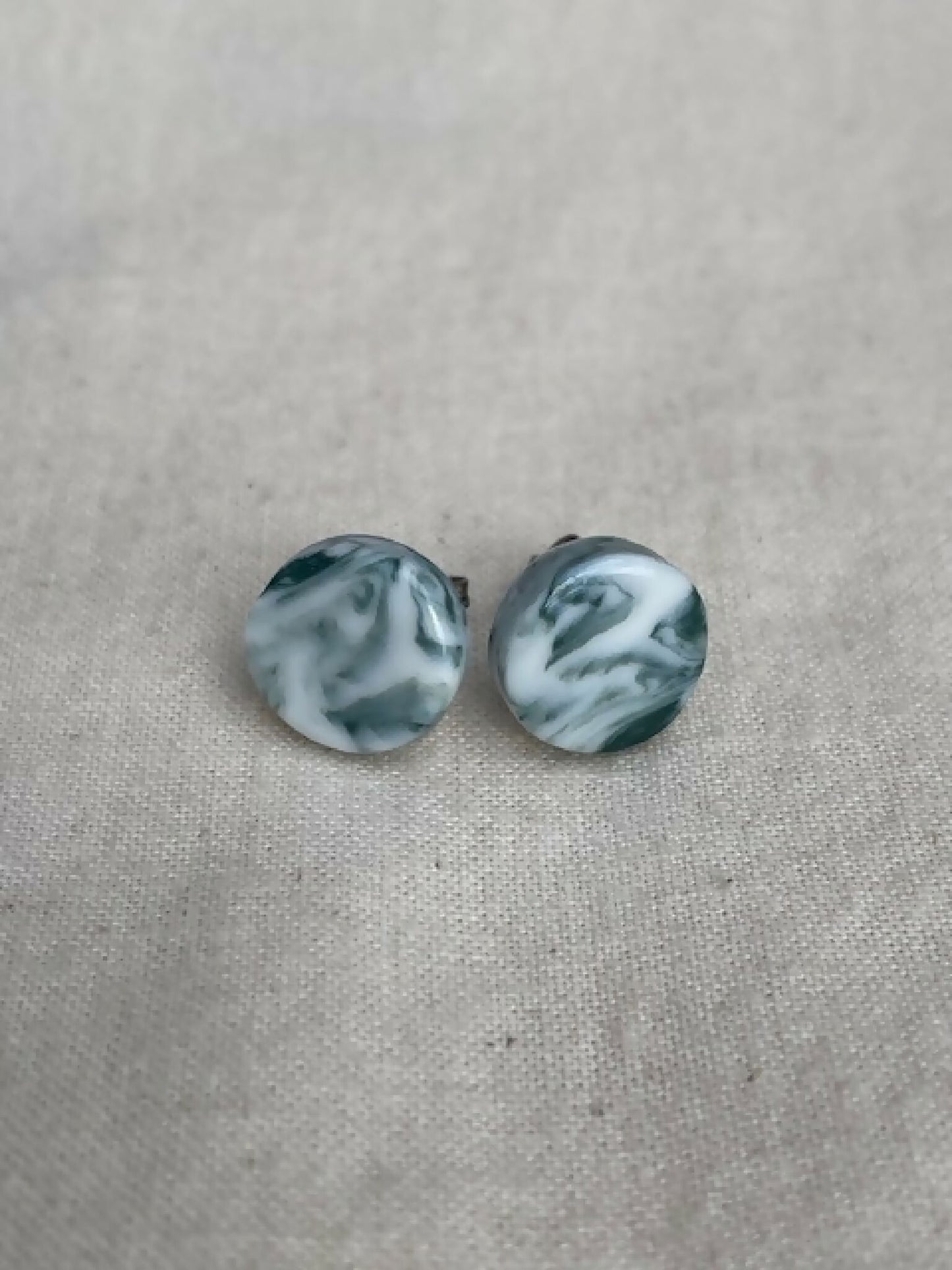 Clous d'oreille en porcelaine motif marbré bleu, vue rapprochée