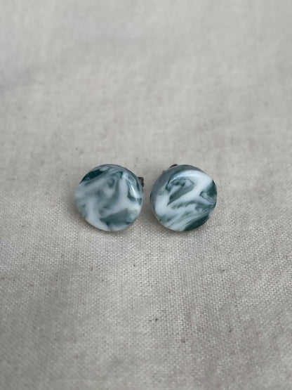 Clous d'oreille en porcelaine motif marbré bleu, vue rapprochée