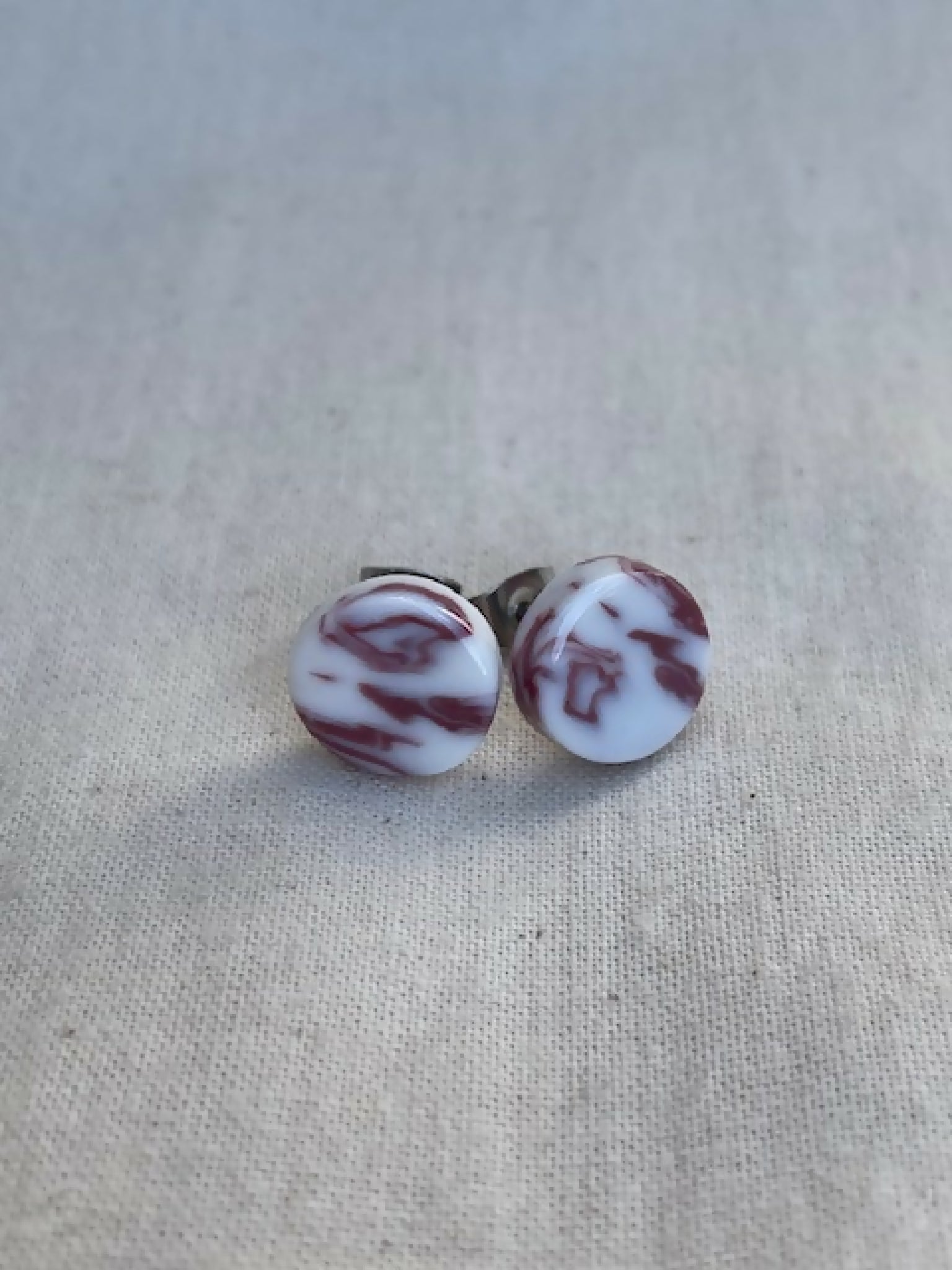 Paire de clous d’oreille en porcelaine marbrée blanche et bordeaux