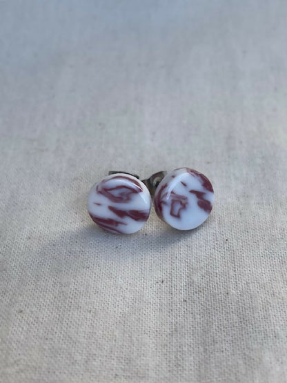 Paire de clous d’oreille en porcelaine marbrée blanche et bordeaux