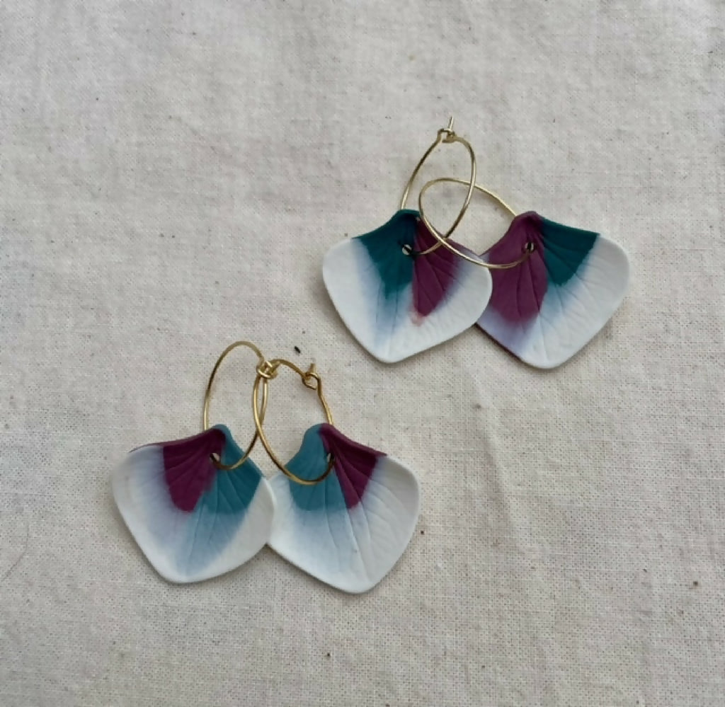 Boucles d’oreille créoles dorées, pendentifs porcelaine bleu clair et prune en forme de goutte